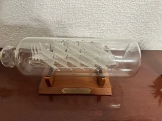 Barco de vela en botella de cristal