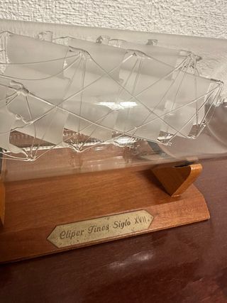 Barco de vela en botella de cristal