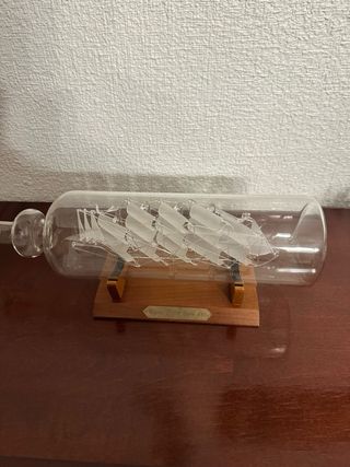 Barco de vela en botella de cristal