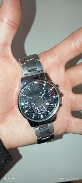 Reloj de imitación plateado y negro