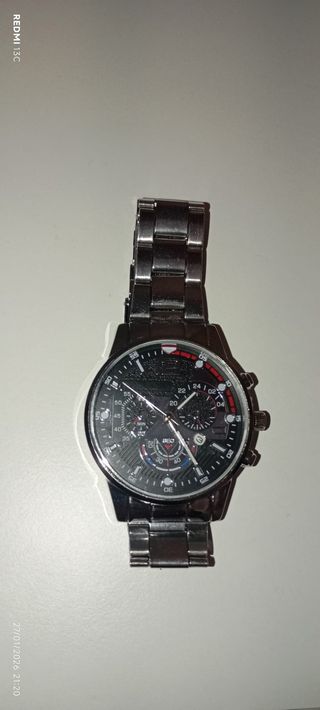 Reloj de imitación plateado y negro