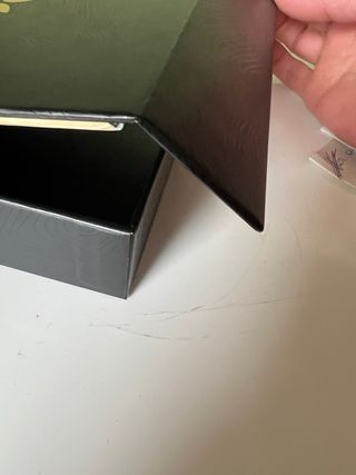 Caja negra con detalle floral dorado LL