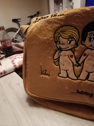 Bolso LOVE IS terciopelo grande