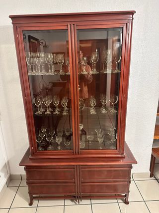 Vitrina de madera con puertas de cristal