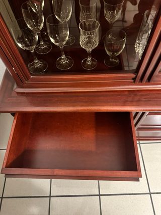 Vitrina de madera con puertas de cristal