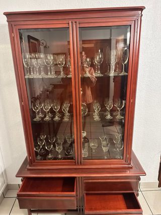 Vitrina de madera con puertas de cristal