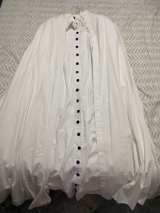 Túnica blanca botones terciopelo morado