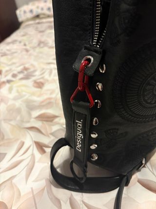 Bolso Negro Desigual con Diseño Floral