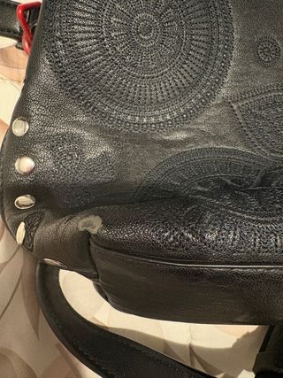 Bolso Negro Desigual con Diseño Floral