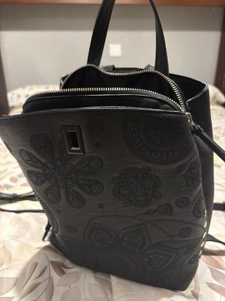 Bolso Negro Desigual con Diseño Floral