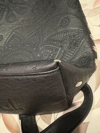 Bolso Negro Desigual con Diseño Floral