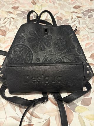 Bolso Negro Desigual con Diseño Floral