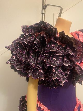 Traje de flamenca volantes morado y rosa