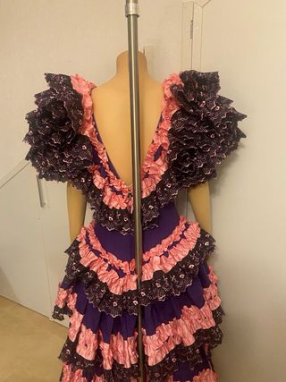 Traje de flamenca volantes morado y rosa
