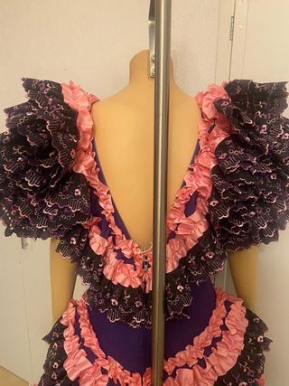 Traje de flamenca volantes morado y rosa