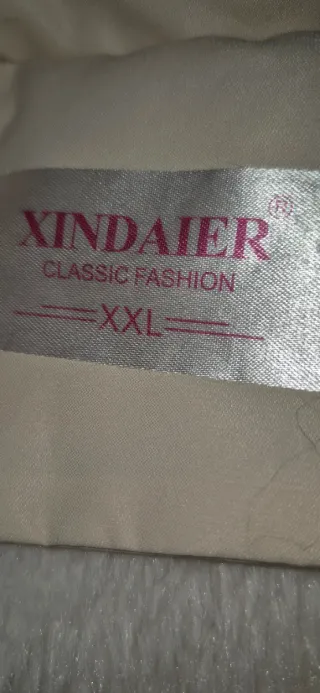 Chaqueta beige con capucha de pelo