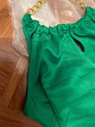 Blusa verde tirantes con cadena dorada