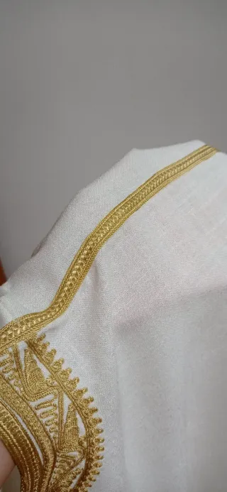 Gandoura blanca bordada dorada para hombres