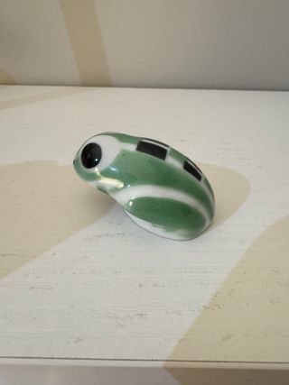 Figura sargadelos cerámica rana verde y blanca
