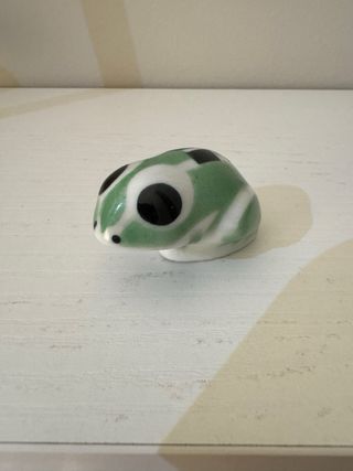 Figura sargadelos cerámica rana verde y blanca
