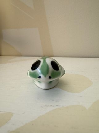 Figura sargadelos cerámica rana verde y blanca