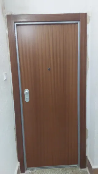 MONTAJE PUERTAS, TARIMA, COCINAS ECONÓMICOS