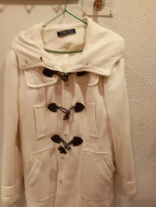Abrigo blanco con capucha
