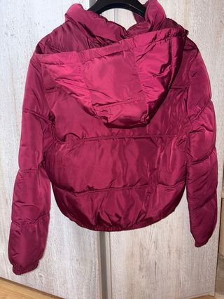 Chaqueta Pull&Bear granate acolchada capucha