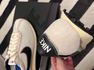 Zapatillas Nike Beige y Negro Nuevas