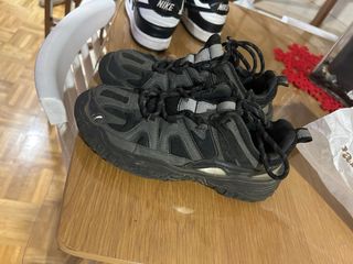 Botas negras y grises