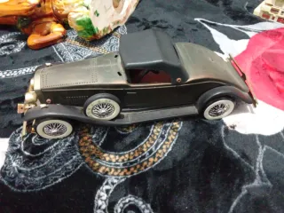 Coche antiguo de metal