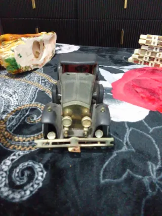 Coche antiguo de metal