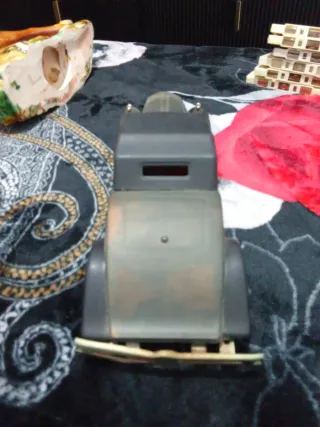 Coche antiguo de metal