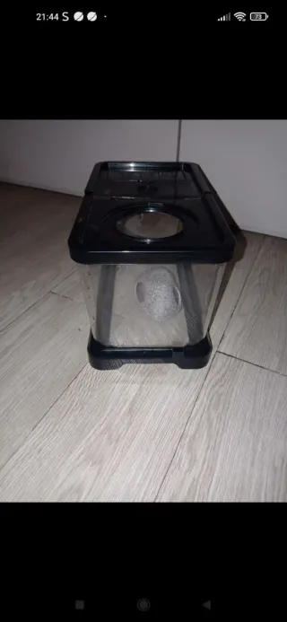 Pecera transparente con tapa negra