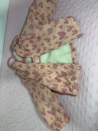 Chaqueta bebé rosa con corazones
