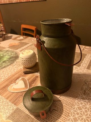 Lechera antigua restaurada verde