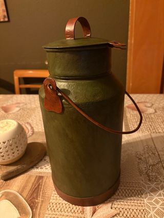 Lechera antigua restaurada verde