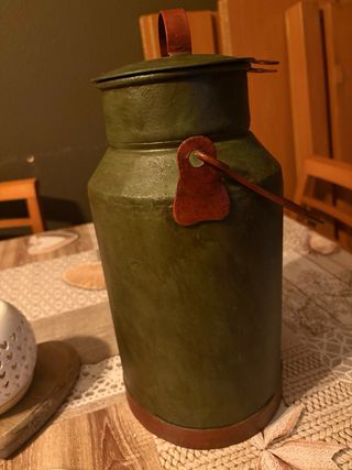 Lechera antigua restaurada verde