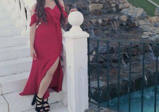 Vestido de fiesta rojo con abertura