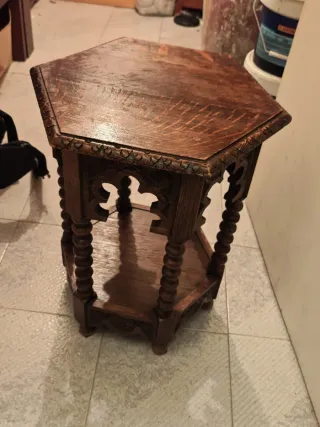 Mesa antigua auxiliar de madera tallada