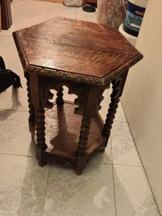 Mesa antigua auxiliar de madera tallada