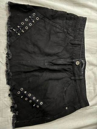 Falda corta negra con ojales