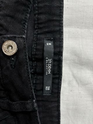 Falda corta negra con ojales