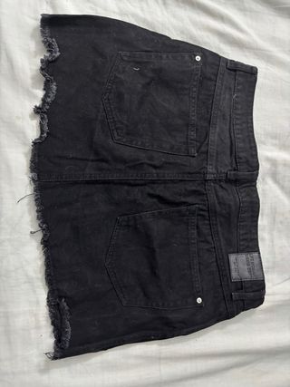 Falda corta negra con ojales