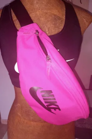 Top Nike y bandolera negro
