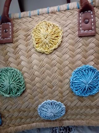 Borsa in paglia con decorazioni
