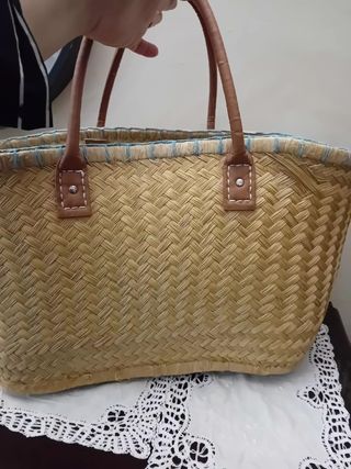 Borsa in paglia con decorazioni