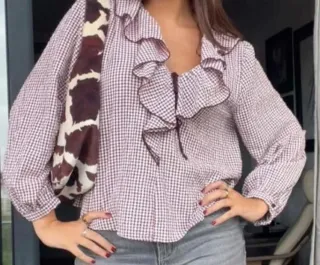 Blusa Zara cuadros vichy volantes color burdeos