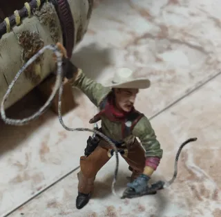 Figura vaquero con lazo y maceta india