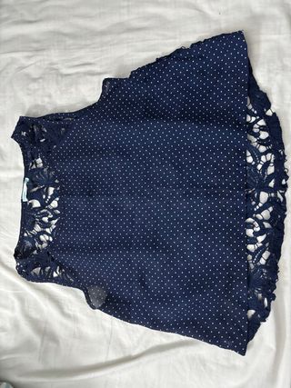 Top azul con lunares blancos y encaje